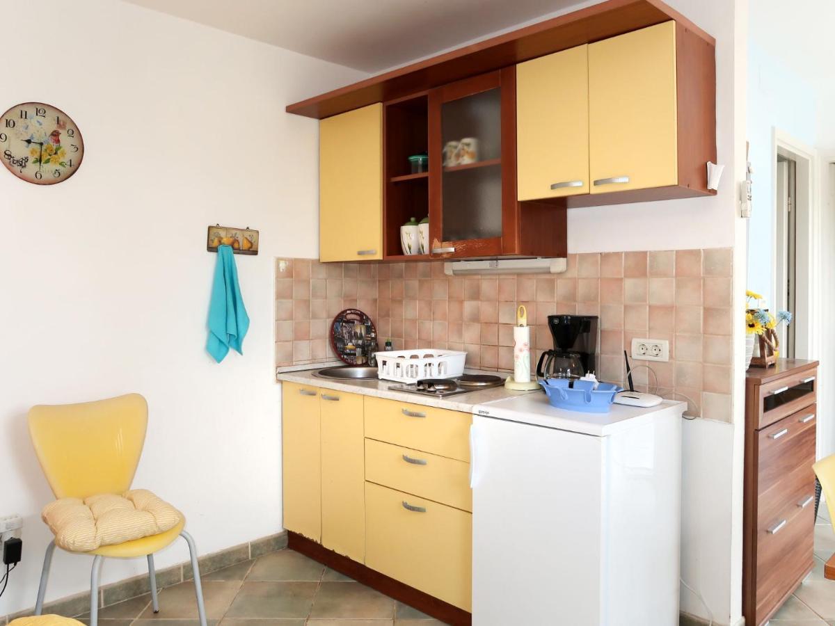 Holiday Home Garden Apartment - Brc650 By Interhome Sumartin Exteriör bild